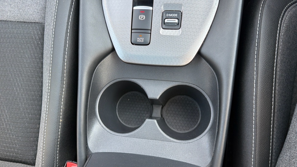 Nissan Qashqai 1.3 DiG-T MH N-Connecta 5dr Petrol Hatchback - Image 32