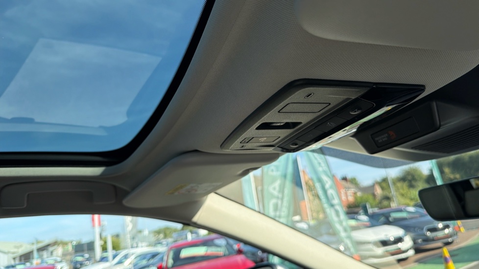 Nissan Qashqai 1.3 DiG-T MH N-Connecta 5dr Petrol Hatchback - Image 33