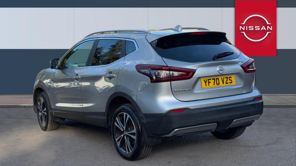 Nissan Qashqai 1.3 DiG-T N-Connecta 5dr [Glass Roof Pack] Petrol Hatchback - Image 2