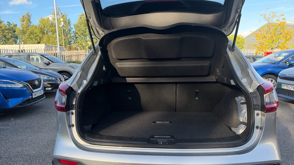 Nissan Qashqai 1.3 DiG-T N-Connecta 5dr [Glass Roof Pack] Petrol Hatchback - Image 4