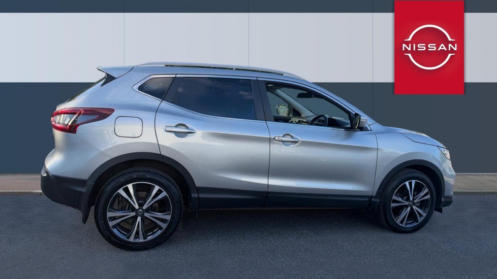 Nissan Qashqai 1.3 DiG-T N-Connecta 5dr [Glass Roof Pack] Petrol Hatchback - Image 5