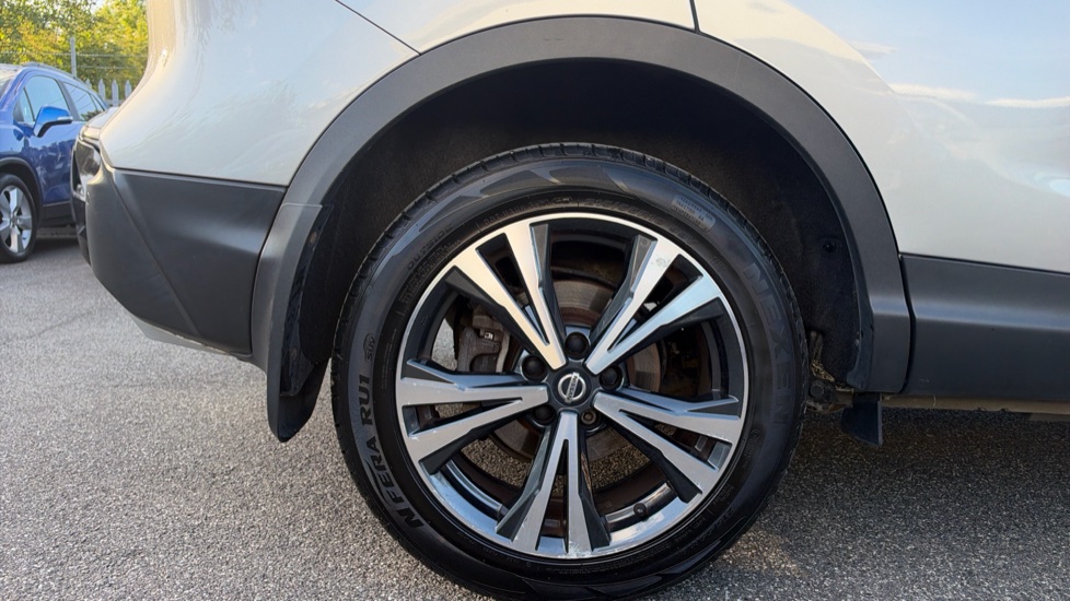 Nissan Qashqai 1.3 DiG-T N-Connecta 5dr [Glass Roof Pack] Petrol Hatchback - Image 7