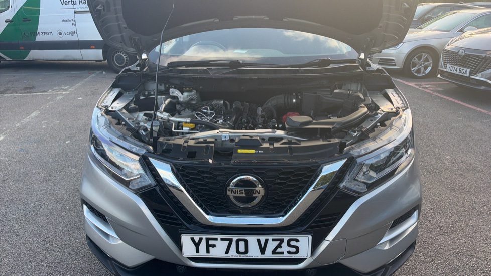 Nissan Qashqai 1.3 DiG-T N-Connecta 5dr [Glass Roof Pack] Petrol Hatchback - Image 8
