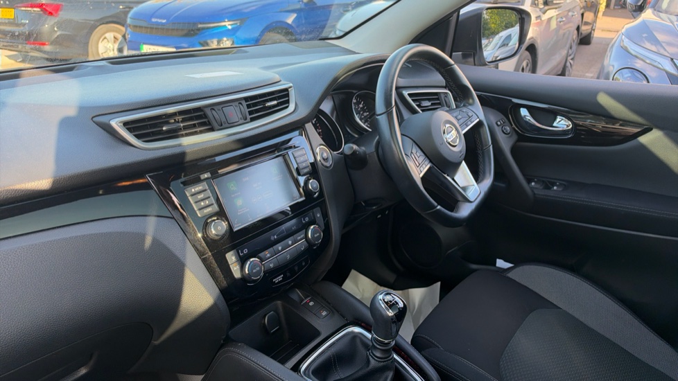 Nissan Qashqai 1.3 DiG-T N-Connecta 5dr [Glass Roof Pack] Petrol Hatchback - Image 9