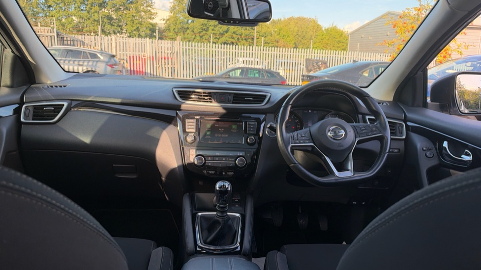 Nissan Qashqai 1.3 DiG-T N-Connecta 5dr [Glass Roof Pack] Petrol Hatchback - Image 10
