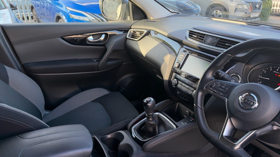 Nissan Qashqai 1.3 DiG-T N-Connecta 5dr [Glass Roof Pack] Petrol Hatchback - Image 11