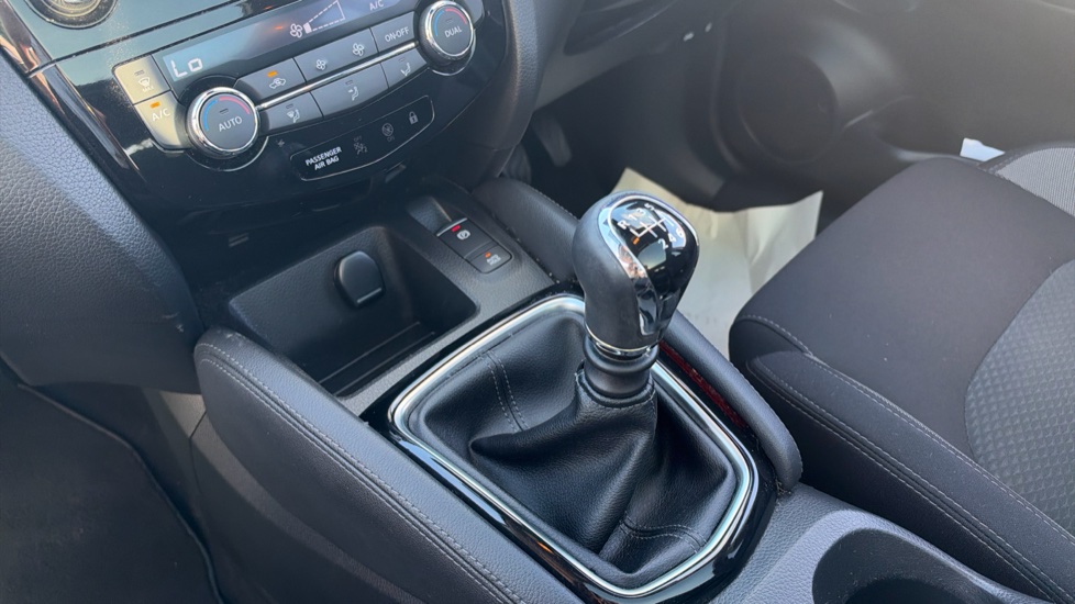 Nissan Qashqai 1.3 DiG-T N-Connecta 5dr [Glass Roof Pack] Petrol Hatchback - Image 13