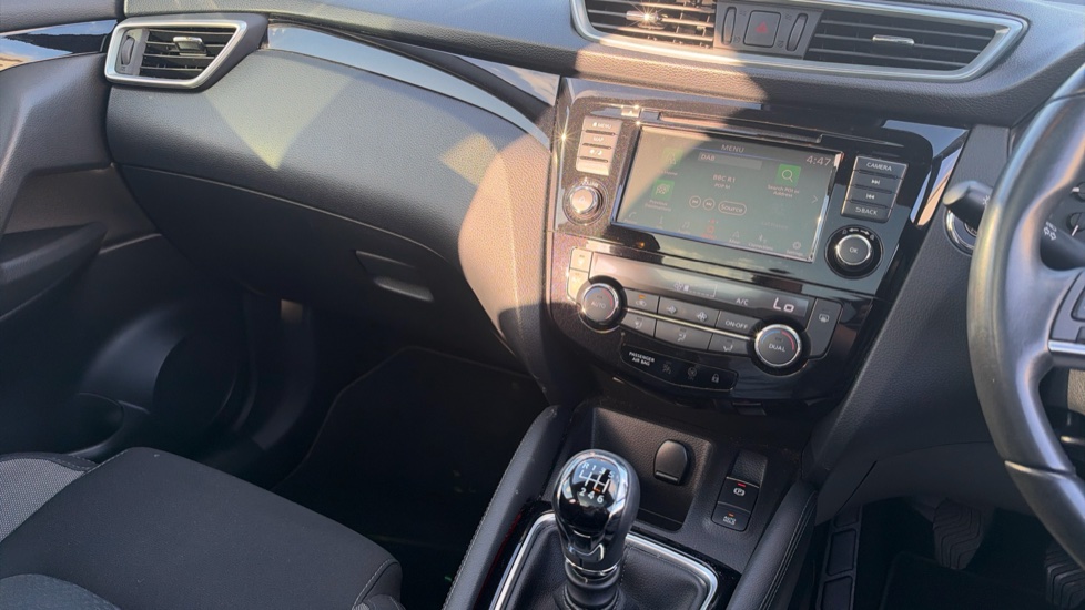 Nissan Qashqai 1.3 DiG-T N-Connecta 5dr [Glass Roof Pack] Petrol Hatchback - Image 14