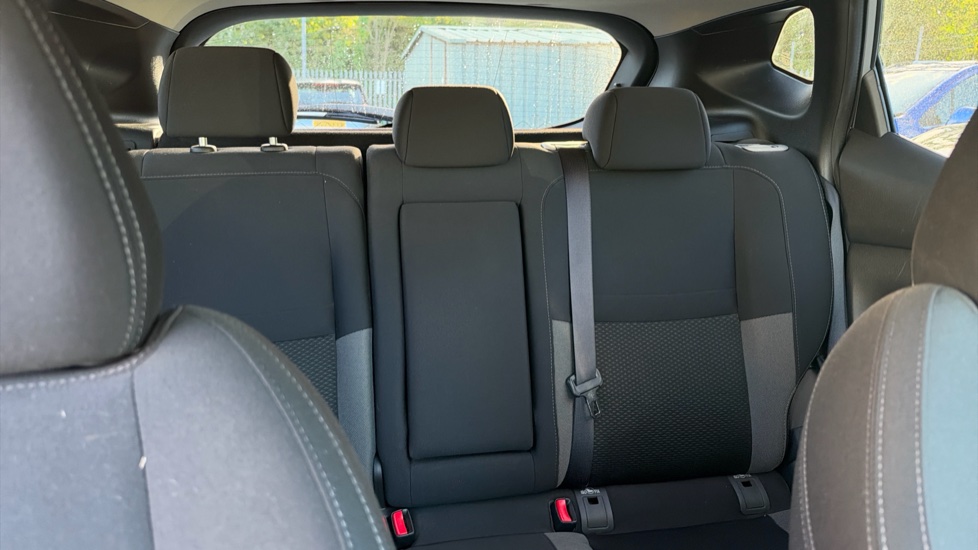 Nissan Qashqai 1.3 DiG-T N-Connecta 5dr [Glass Roof Pack] Petrol Hatchback - Image 15