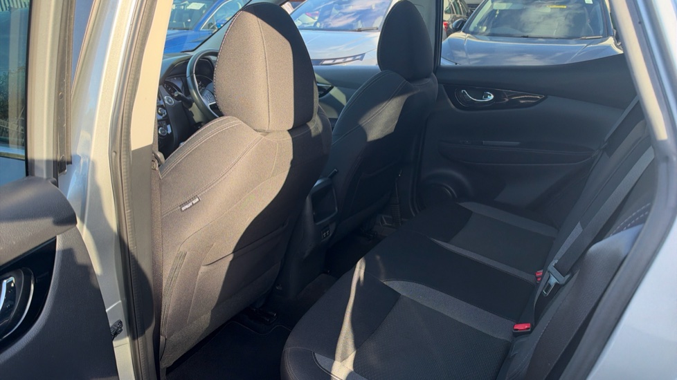 Nissan Qashqai 1.3 DiG-T N-Connecta 5dr [Glass Roof Pack] Petrol Hatchback - Image 16