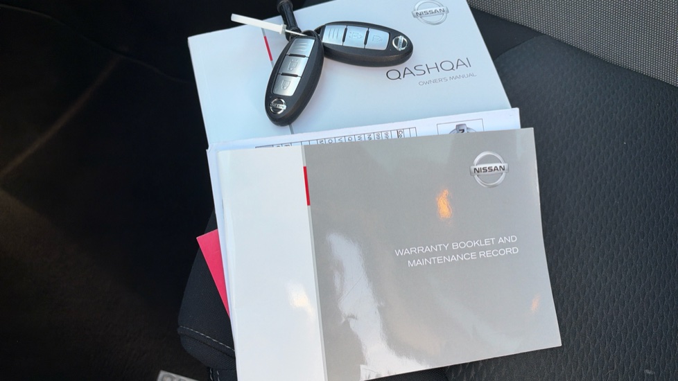 Nissan Qashqai 1.3 DiG-T N-Connecta 5dr [Glass Roof Pack] Petrol Hatchback - Image 19