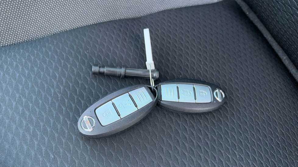 Nissan Qashqai 1.3 DiG-T N-Connecta 5dr [Glass Roof Pack] Petrol Hatchback - Image 20