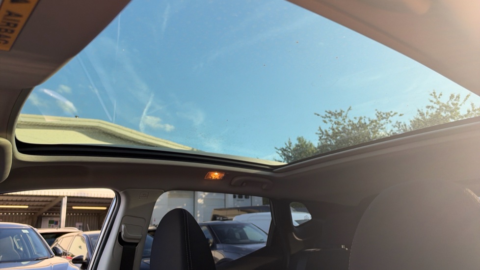 Nissan Qashqai 1.3 DiG-T N-Connecta 5dr [Glass Roof Pack] Petrol Hatchback - Image 22