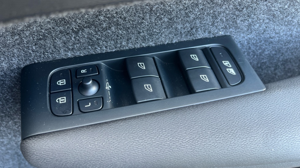 Volvo XC40 170kW Recharge Ultimate 69kWh 5dr Auto Electric Estate - Image 31