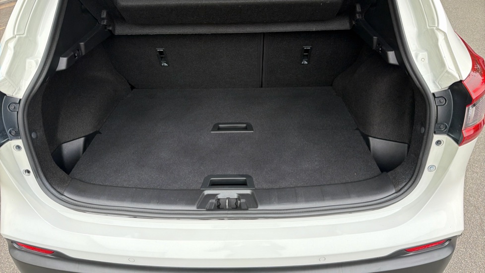 Nissan Qashqai 1.3 DiG-T N-Connecta 5dr Petrol Hatchback - Image 4