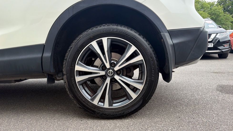 Nissan Qashqai 1.3 DiG-T N-Connecta 5dr Petrol Hatchback - Image 7