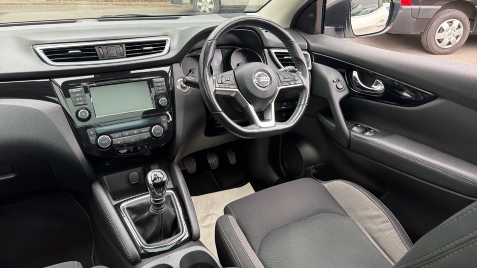 Nissan Qashqai 1.3 DiG-T N-Connecta 5dr Petrol Hatchback - Image 9