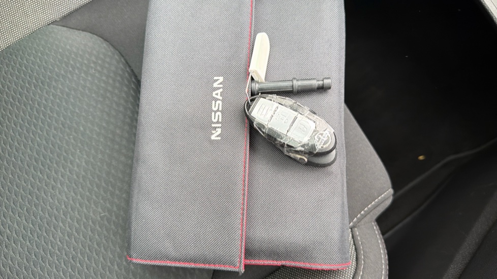 Nissan Qashqai 1.3 DiG-T N-Connecta 5dr Petrol Hatchback - Image 20