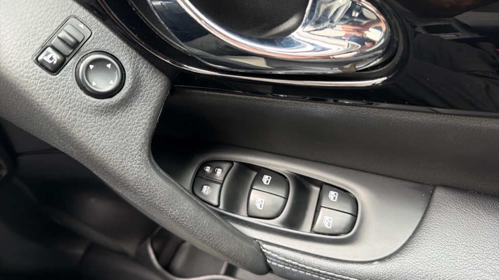 Nissan Qashqai 1.3 DiG-T N-Connecta 5dr Petrol Hatchback - Image 21
