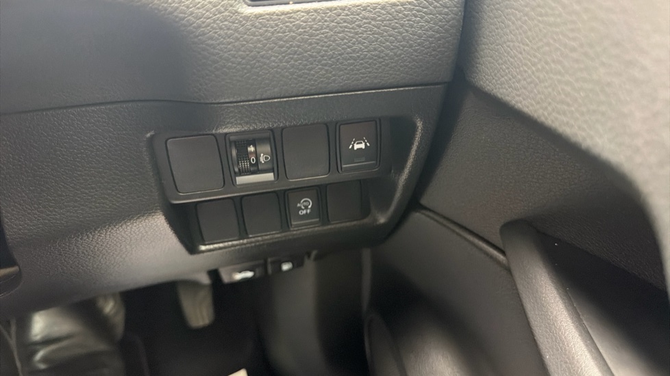 Nissan Qashqai 1.3 DiG-T N-Connecta 5dr Petrol Hatchback - Image 22