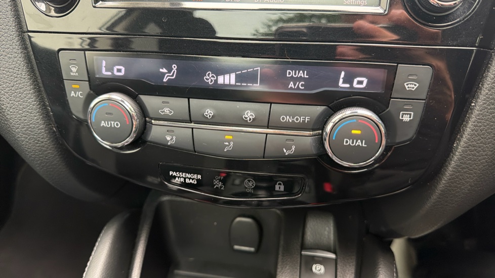 Nissan Qashqai 1.3 DiG-T N-Connecta 5dr Petrol Hatchback - Image 28