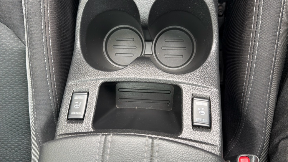 Nissan Qashqai 1.3 DiG-T N-Connecta 5dr Petrol Hatchback - Image 30