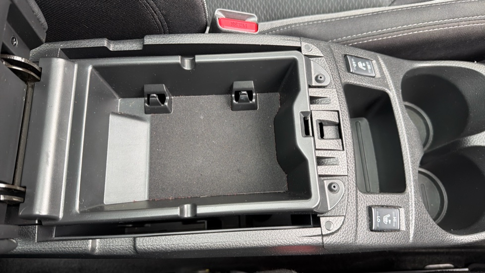 Nissan Qashqai 1.3 DiG-T N-Connecta 5dr Petrol Hatchback - Image 31