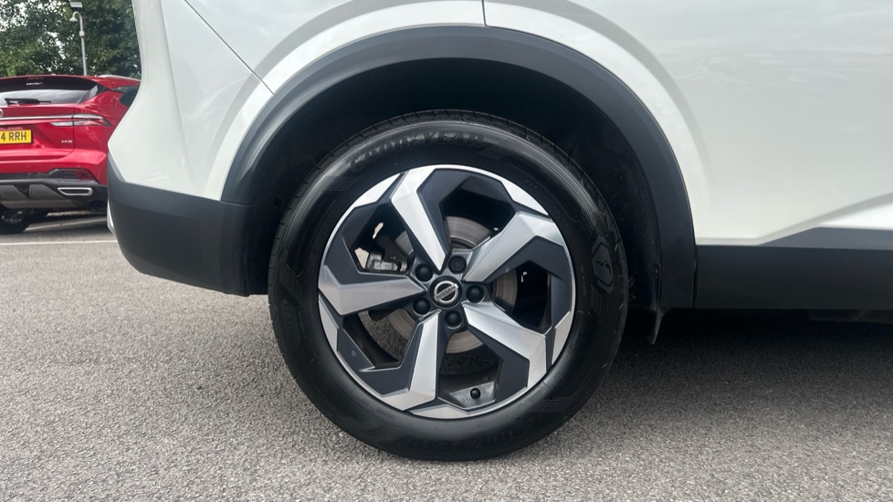 Nissan Qashqai 1.3 DiG-T MH 158 Premiere Edition 5dr Xtronic Petrol Hatchback - Image 7