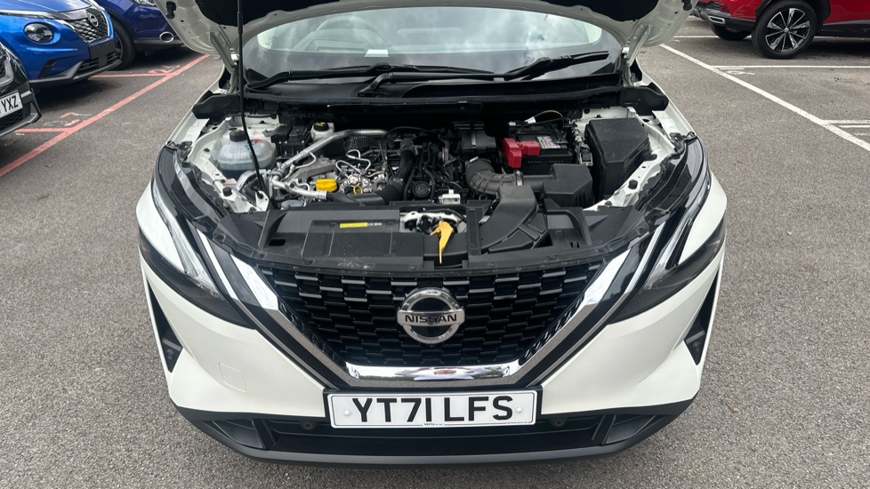 Nissan Qashqai 1.3 DiG-T MH 158 Premiere Edition 5dr Xtronic Petrol Hatchback - Image 8