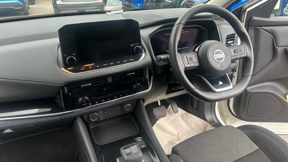 Nissan Qashqai 1.3 DiG-T MH 158 Premiere Edition 5dr Xtronic Petrol Hatchback - Image 9