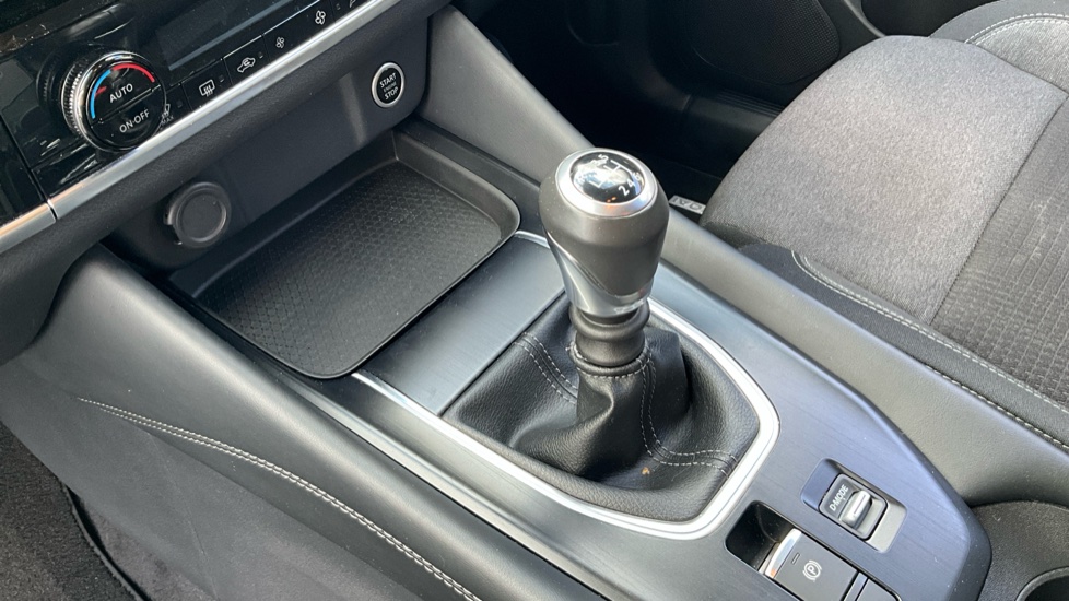 Nissan Qashqai 1.3 DiG-T MH 158 N-Connecta 5dr Petrol Hatchback - Image 13