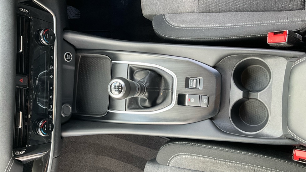 Nissan Qashqai 1.3 DiG-T MH 158 N-Connecta 5dr Petrol Hatchback - Image 24