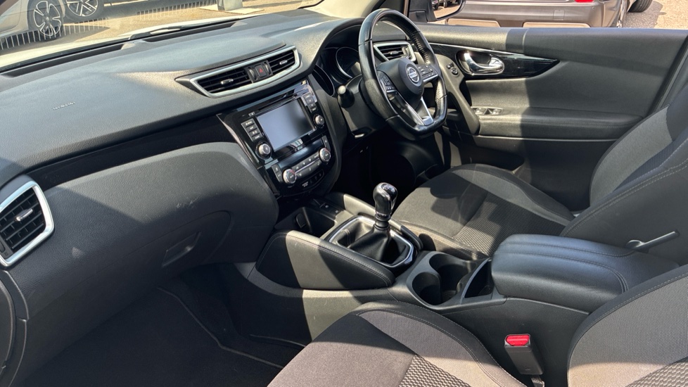Nissan Qashqai 1.3 DiG-T Acenta Premium 5dr Petrol Hatchback - Image 9