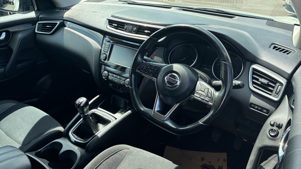 Nissan Qashqai 1.3 DiG-T Acenta Premium 5dr Petrol Hatchback - Image 11