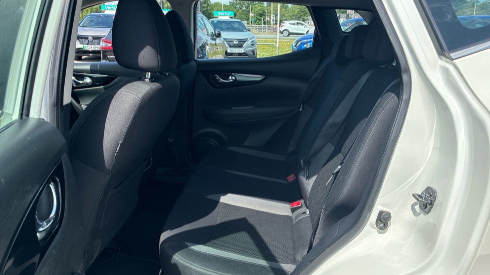 Nissan Qashqai 1.3 DiG-T Acenta Premium 5dr Petrol Hatchback - Image 16