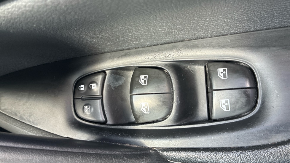 Nissan Qashqai 1.3 DiG-T Acenta Premium 5dr Petrol Hatchback - Image 24