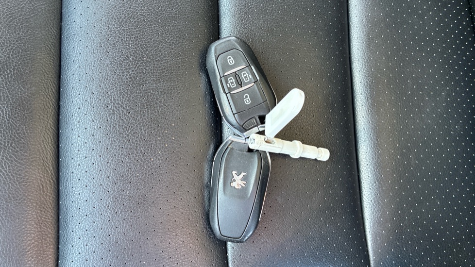 Peugeot Traveller 2.0 BlueHDi 150 Business VIP Standard 5dr Diesel Estate - Image 20