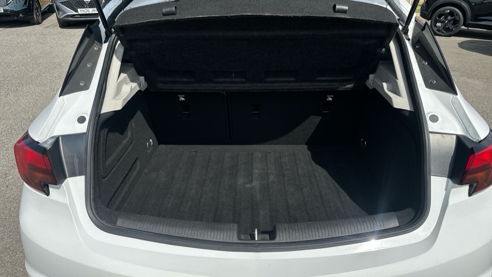 Vauxhall Astra 1.4i 16V Design 5dr Petrol Hatchback - Image 4