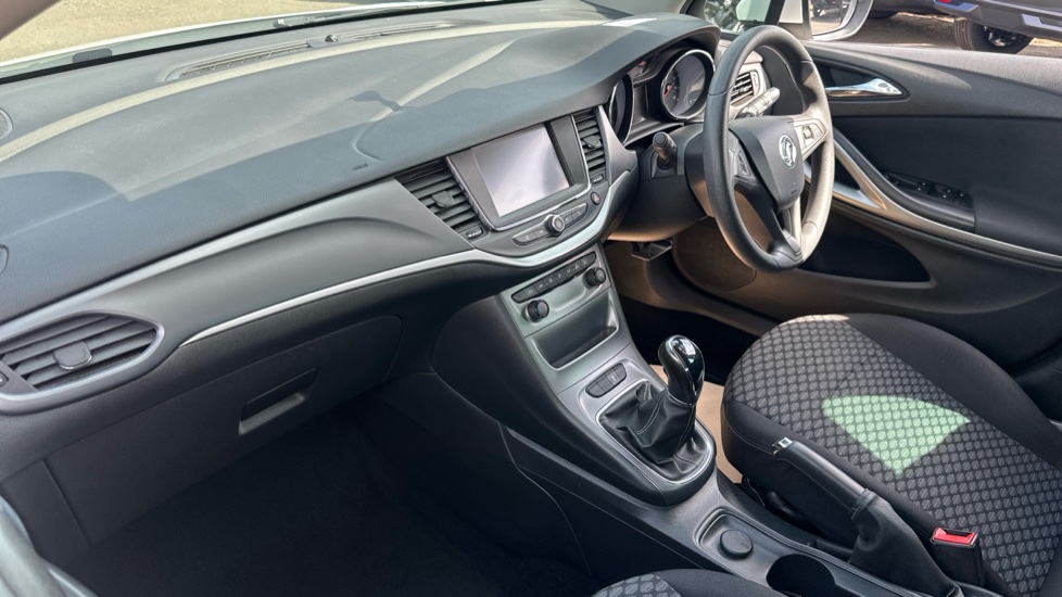 Vauxhall Astra 1.4i 16V Design 5dr Petrol Hatchback - Image 9