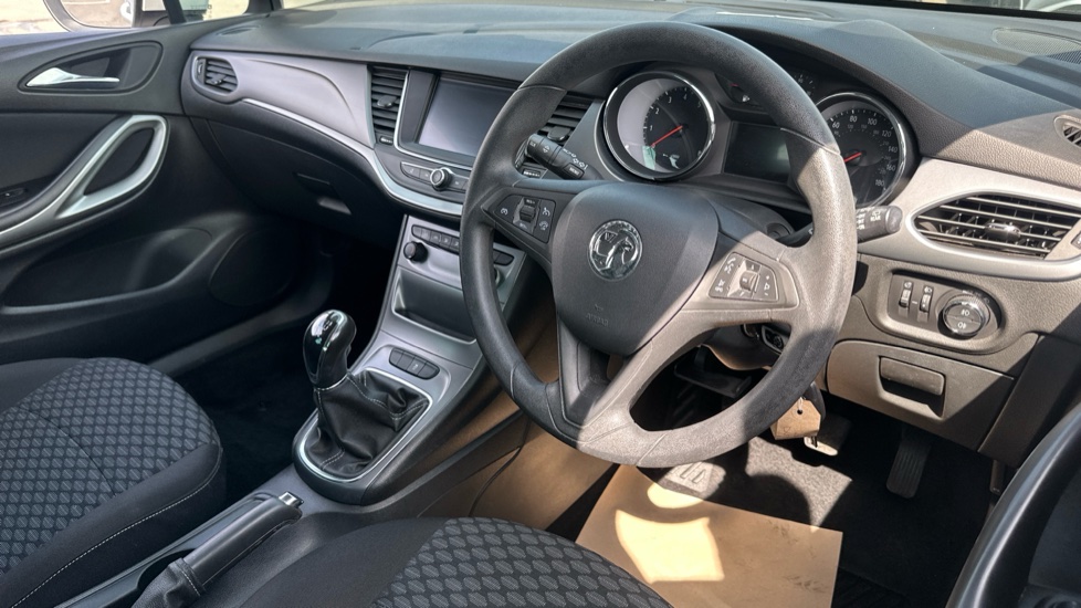 Vauxhall Astra 1.4i 16V Design 5dr Petrol Hatchback - Image 11