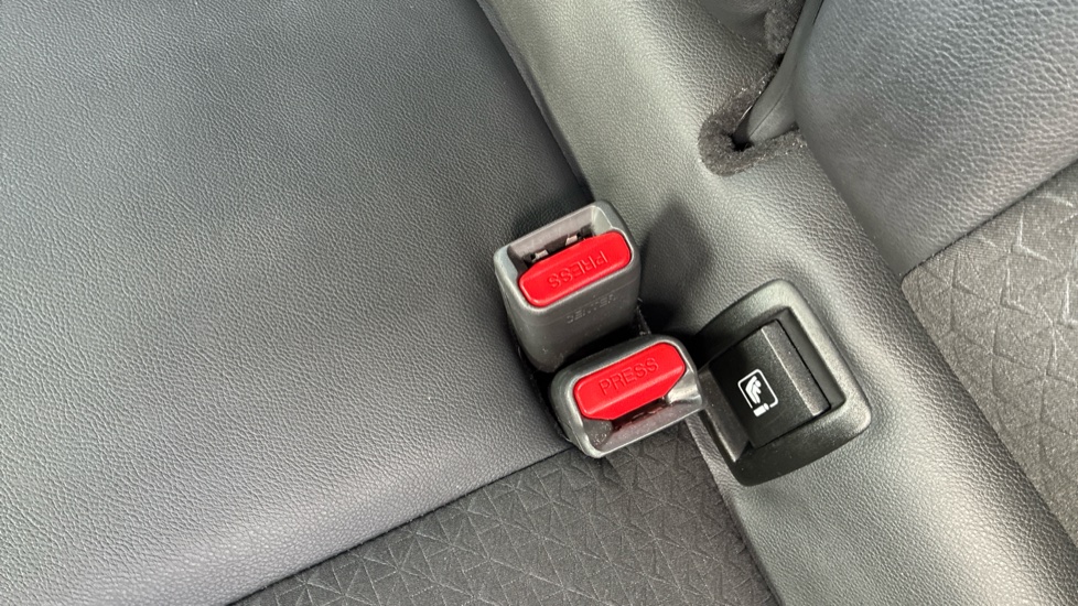Nissan Juke 1.0 DiG-T N-Connecta 5dr DCT Petrol Hatchback - Image 17