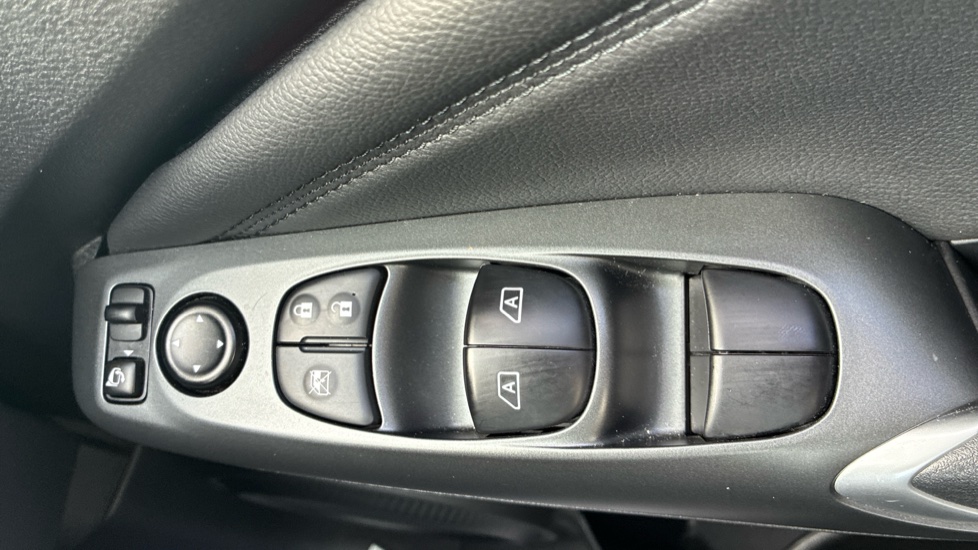 Nissan Juke 1.0 DiG-T N-Connecta 5dr DCT Petrol Hatchback - Image 21