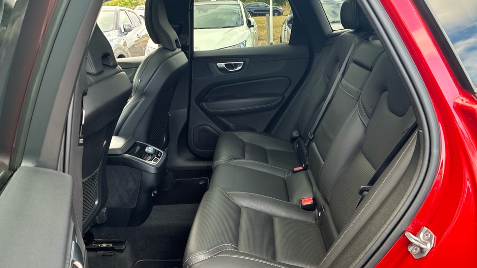 Volvo XC60 2.0 B5D Inscription Pro 5dr AWD Geartronic Diesel Estate - Image 16