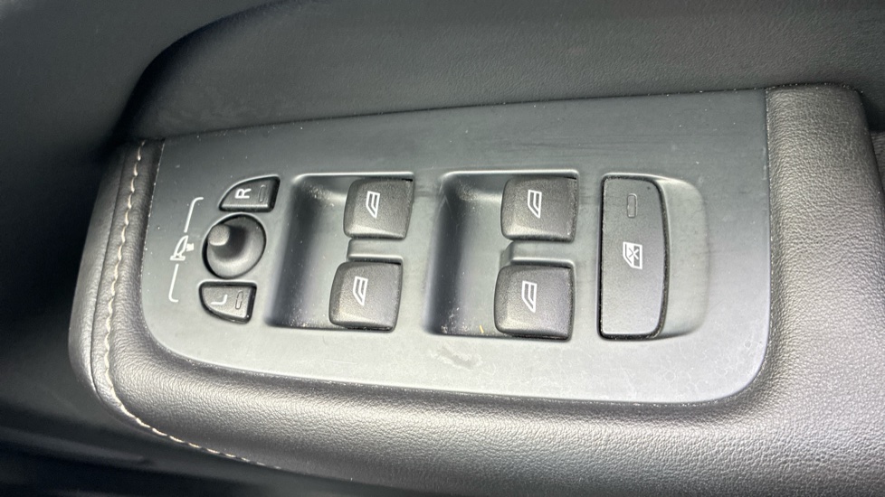 Volvo XC60 2.0 B5D Inscription Pro 5dr AWD Geartronic Diesel Estate - Image 21