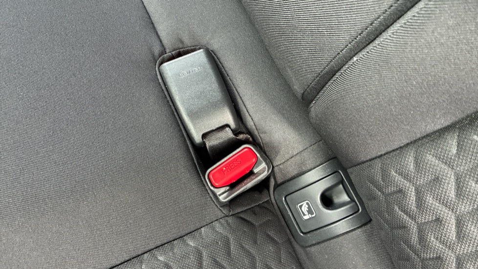 Toyota Yaris Cross 1.5 Hybrid Design 5dr CVT Hybrid Estate - Image 17