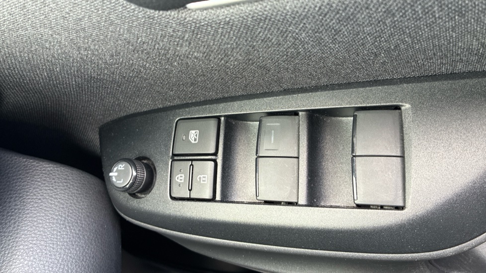 Toyota Yaris Cross 1.5 Hybrid Design 5dr CVT Hybrid Estate - Image 25