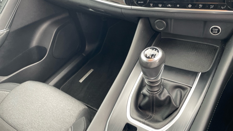 Nissan Qashqai 1.3 DiG-T MH N-Connecta 5dr Petrol Hatchback - Image 14