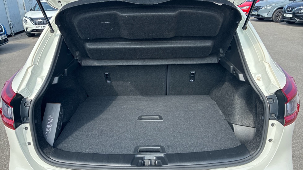 Nissan Qashqai 1.3 DiG-T Tekna 5dr Petrol Hatchback - Image 4