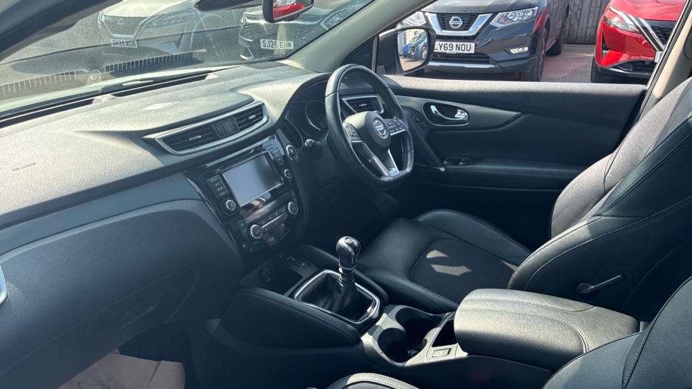 Nissan Qashqai 1.3 DiG-T Tekna 5dr Petrol Hatchback - Image 9