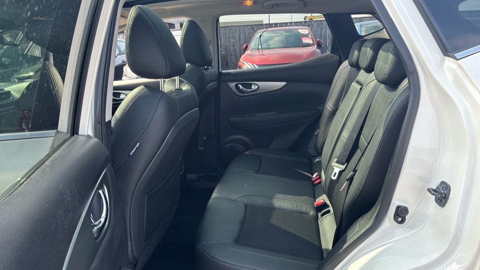 Nissan Qashqai 1.3 DiG-T Tekna 5dr Petrol Hatchback - Image 16